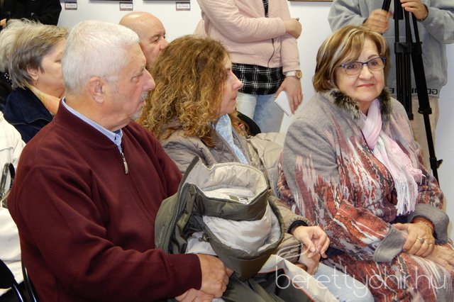 Fellobant az első gyertya lángja 03